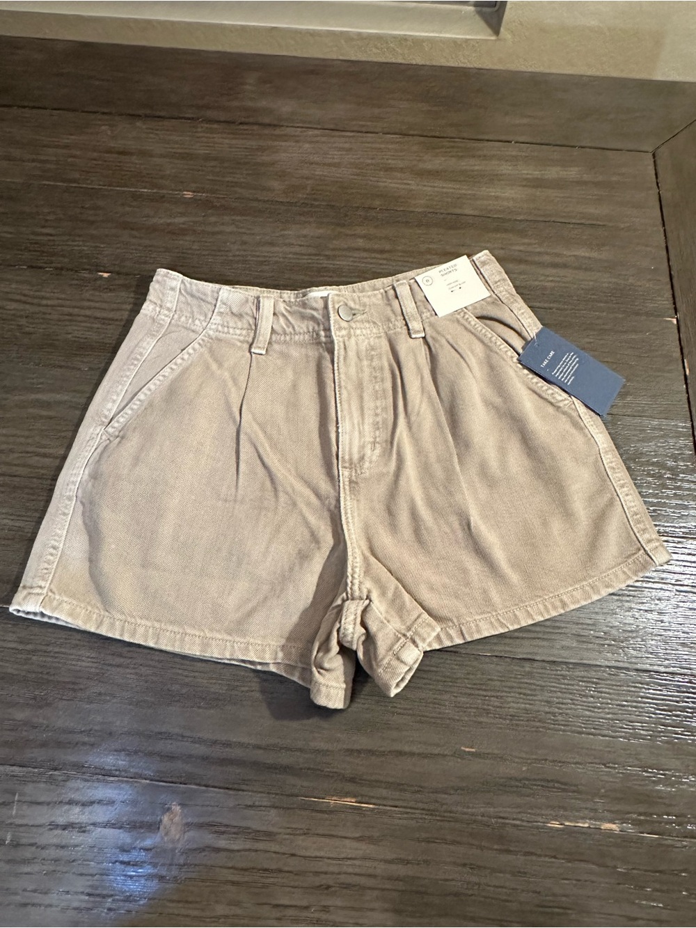 Sz 0 High-Rise Women’s Pleated Shorts in Light Taupe